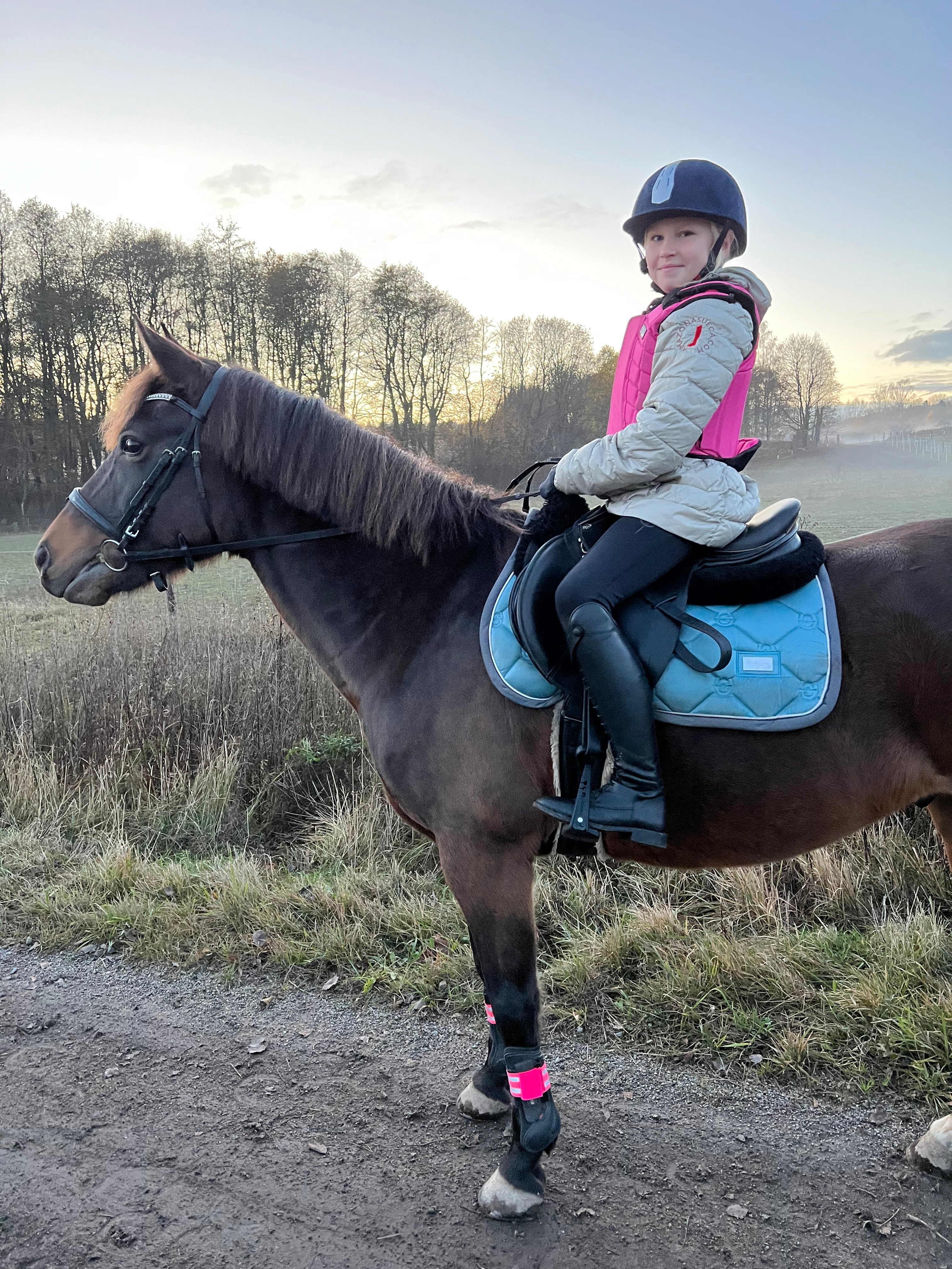 Menina Youngster Svart