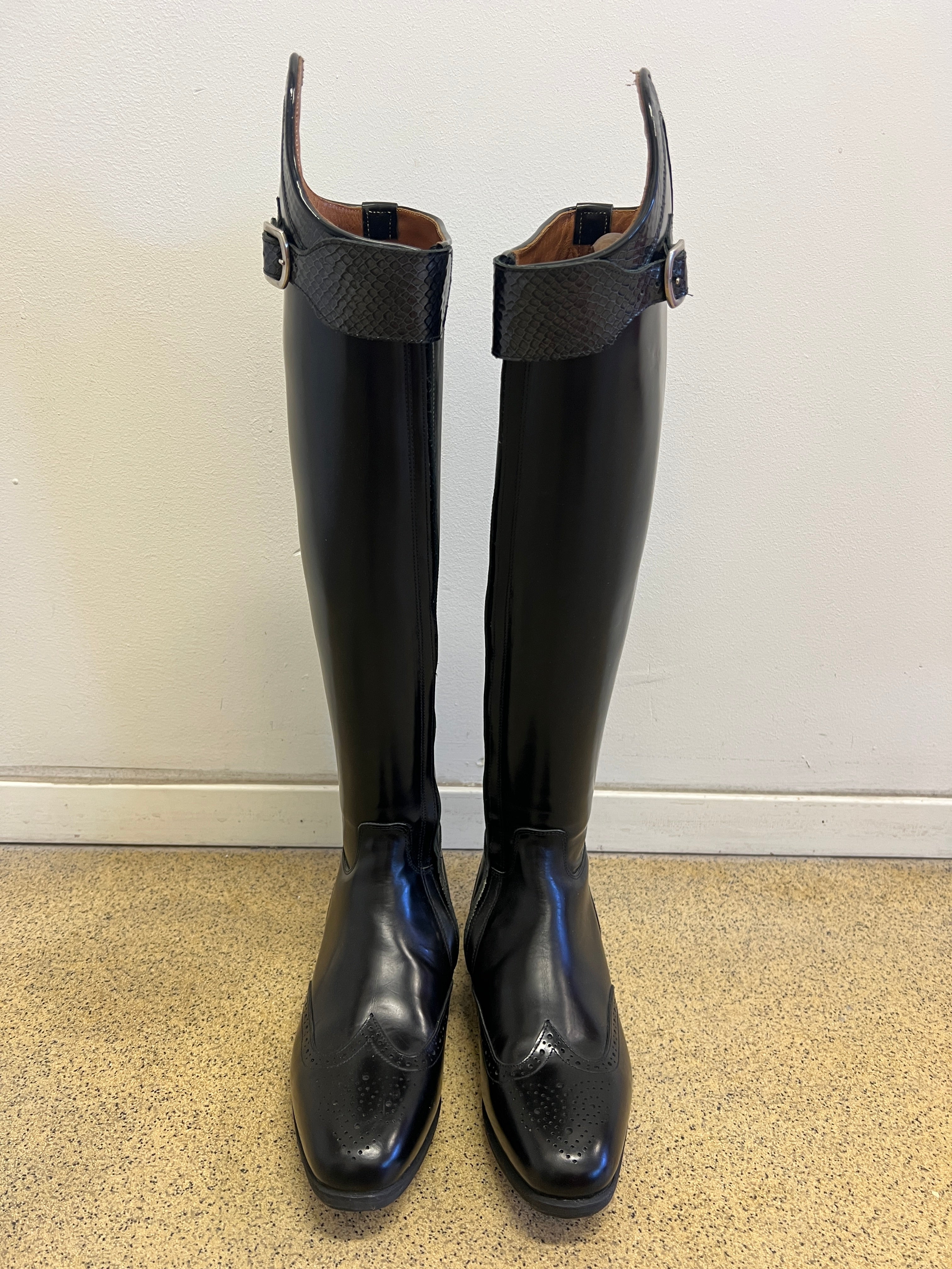 OLIVIA - Polished Black/Black Cobra - Size 39/39/48